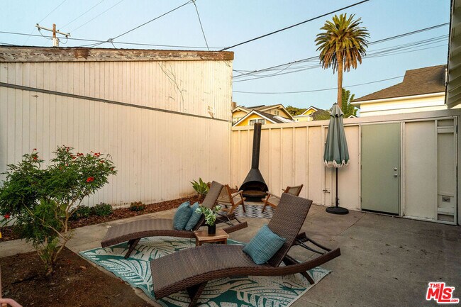 Building Photo - 818 Palms Blvd