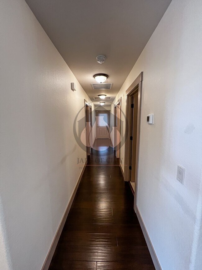 Building Photo - Beautiful South Salem Home - MOVE IN READY!