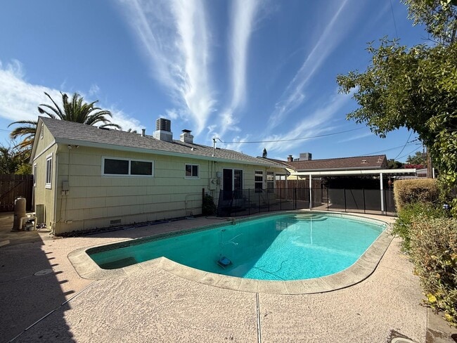 Building Photo - Cozy 2 bedroom 1 bathroom with pool!
