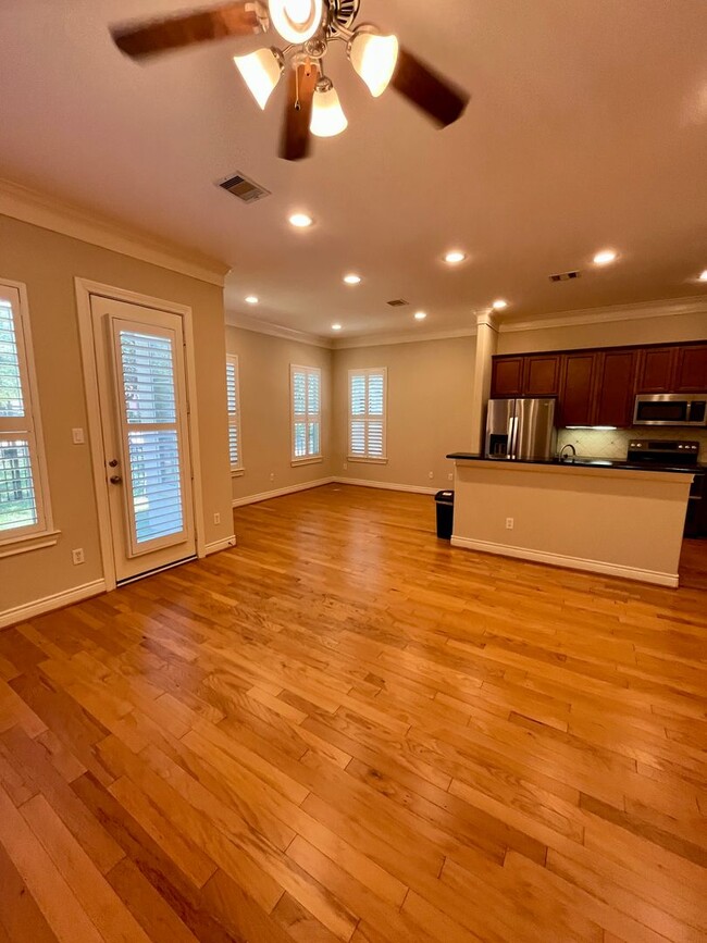 Building Photo - Wonderful 4/3.5 Townhome
