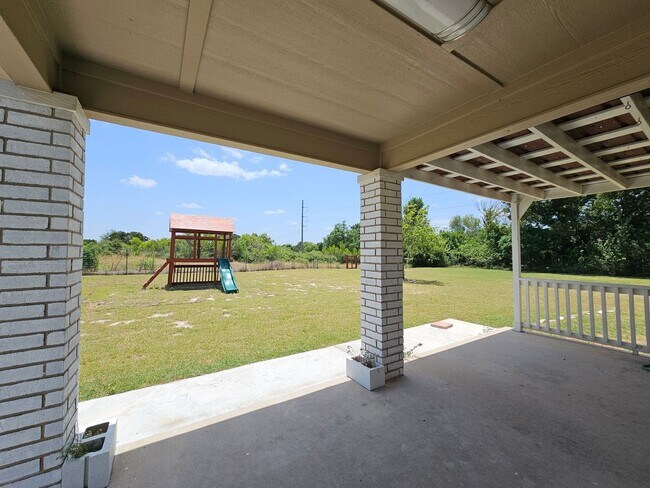 Building Photo - BRAND NEW FLOORING - AVAILABLE & MOVE-IN READY!