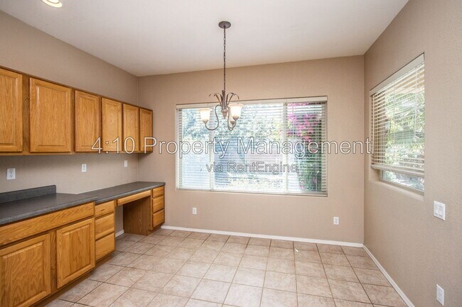 Building Photo - 951 E Bellerive Pl