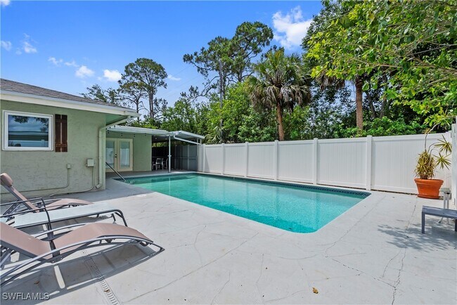 Building Photo - 2473 Poinciana St