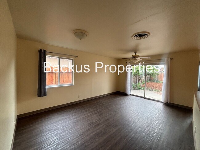 Building Photo - 827 Bedford Dr