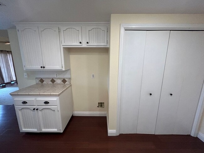 Building Photo - 3 bedroom 2 bathroom in central Visalia!