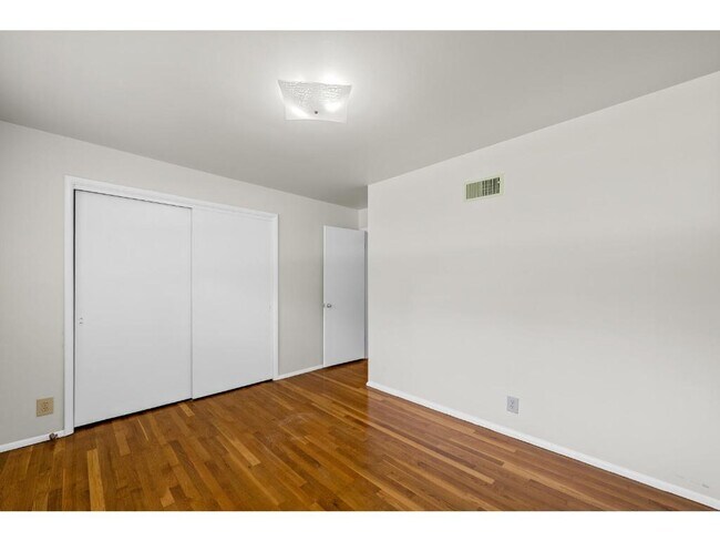 Building Photo - 718 Wenneker Dr