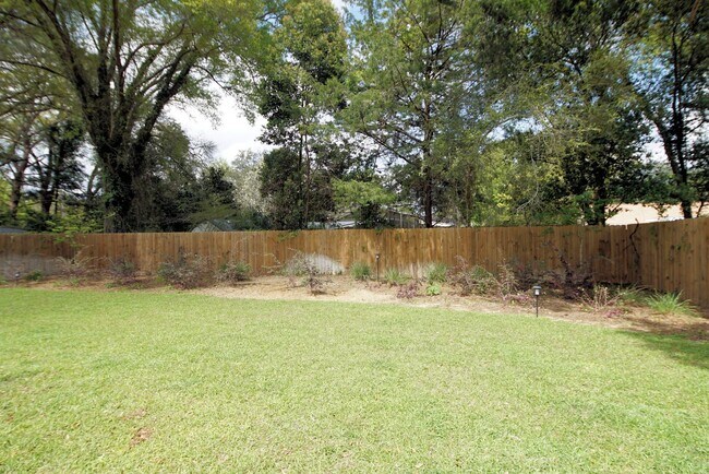Building Photo - Newer Home in Valparaiso