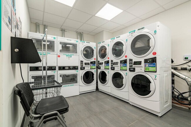 Building Photo - 84 William St