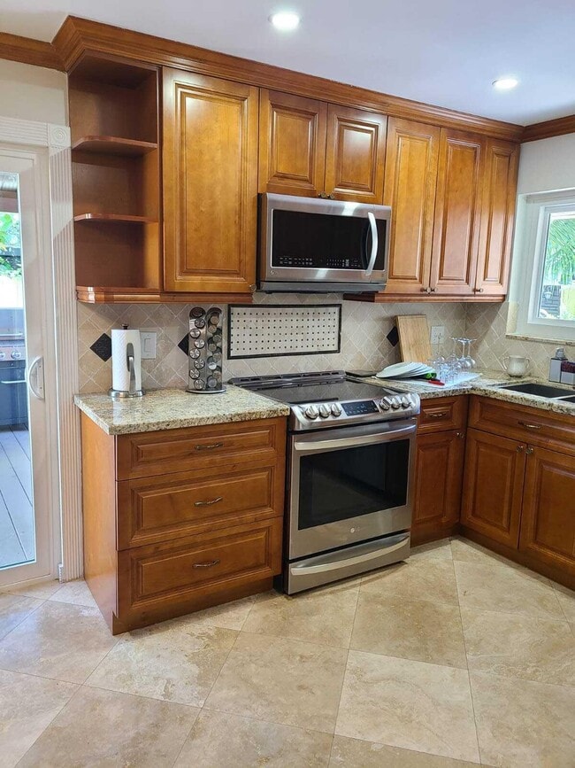 Building Photo - 7813 Kenway Pl W
