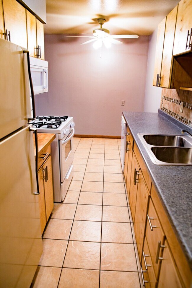 Interior Photo - 800-UNIV