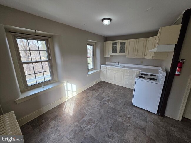 Building Photo - 2022 E Main St