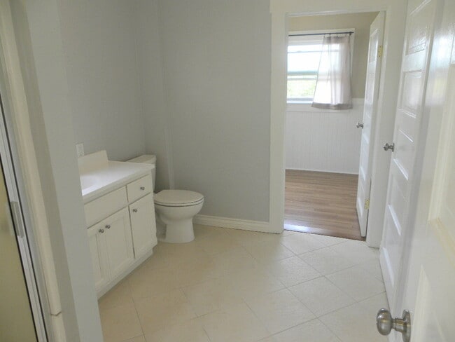 Building Photo - 324 Vista Pl