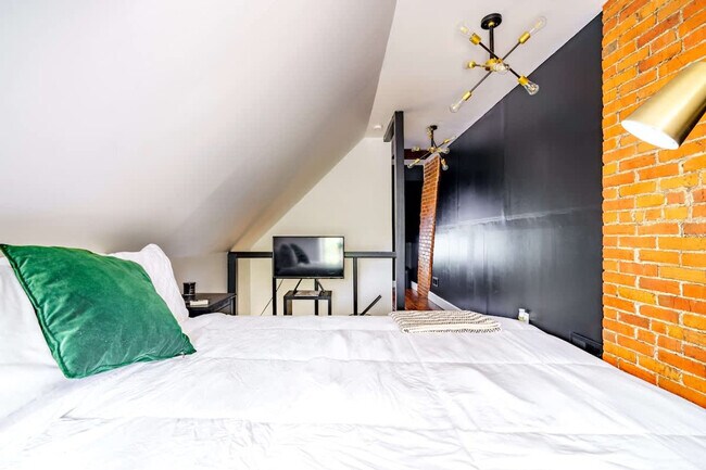 Building Photo - 254 W Poplar Ave