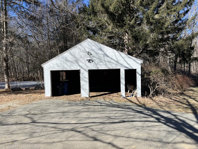 Building Photo - 198 Hanks Hill Rd