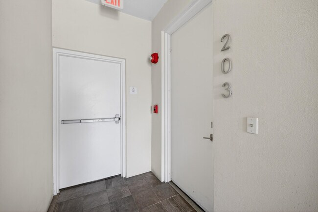 Building Photo - 1044 NE 18th Ave