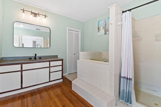 Building Photo - 1219 N Lakeside Dr