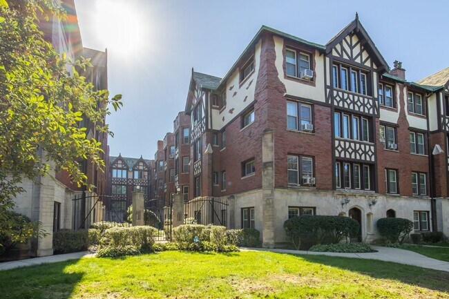 Building Photo - Recently Renovated East Rogers Park One Be...