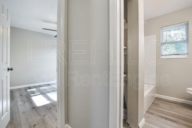 Building Photo - 1202 E Walford Dr