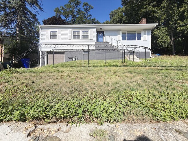 Building Photo - 318 Mystic St
