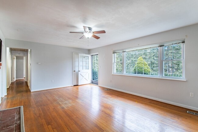 Building Photo - Convenient to Downtown Brevard