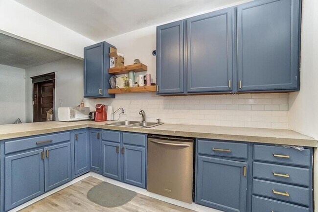 Building Photo - 888-890 Studer Ave