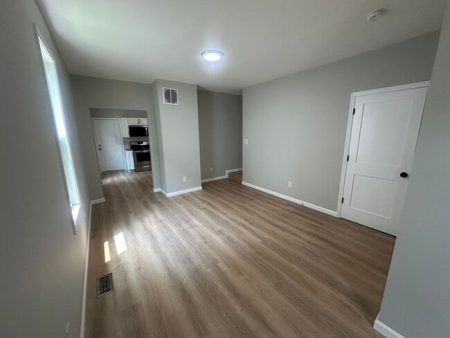 Building Photo - BEAUTIFUL RENOVATED NEW 3 BEDROOM HOUSE MI...