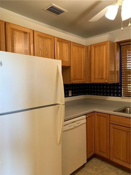 Building Photo - 96 Spring Lake Dr