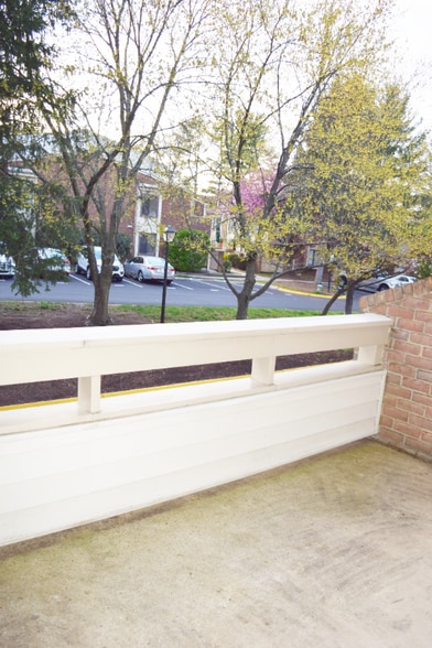 Building Photo - 9745 Lake Shore Dr