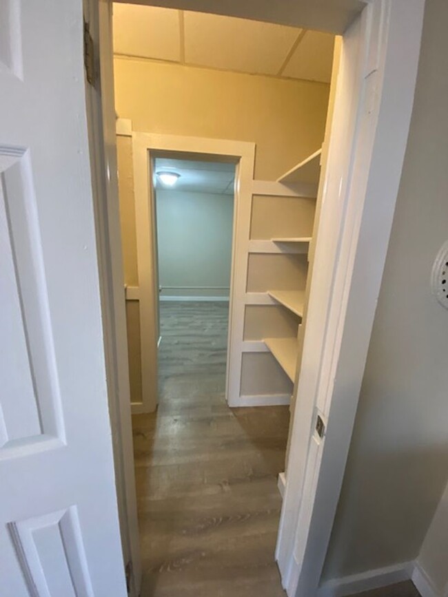 Building Photo - 1 Bedroom Apartment available