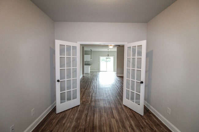 Building Photo - 412 Coles Way