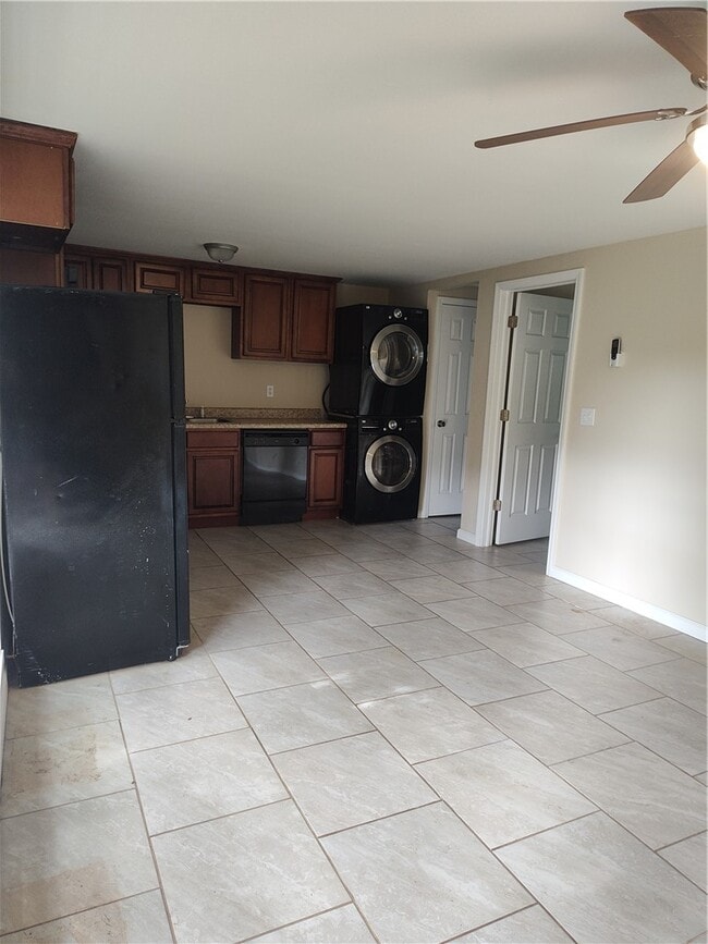 Building Photo - 1121 S W Ave