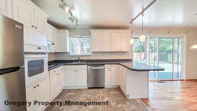 Building Photo - Edmonds Rambler – Prime Location & large back yard!