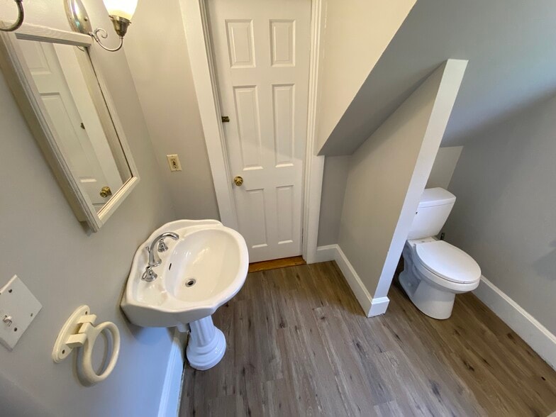 Building Photo - 3 Cross St