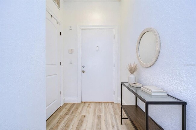 Building Photo - 2410 W Azeele St