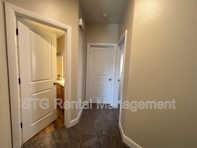 Building Photo - 700 N Main St