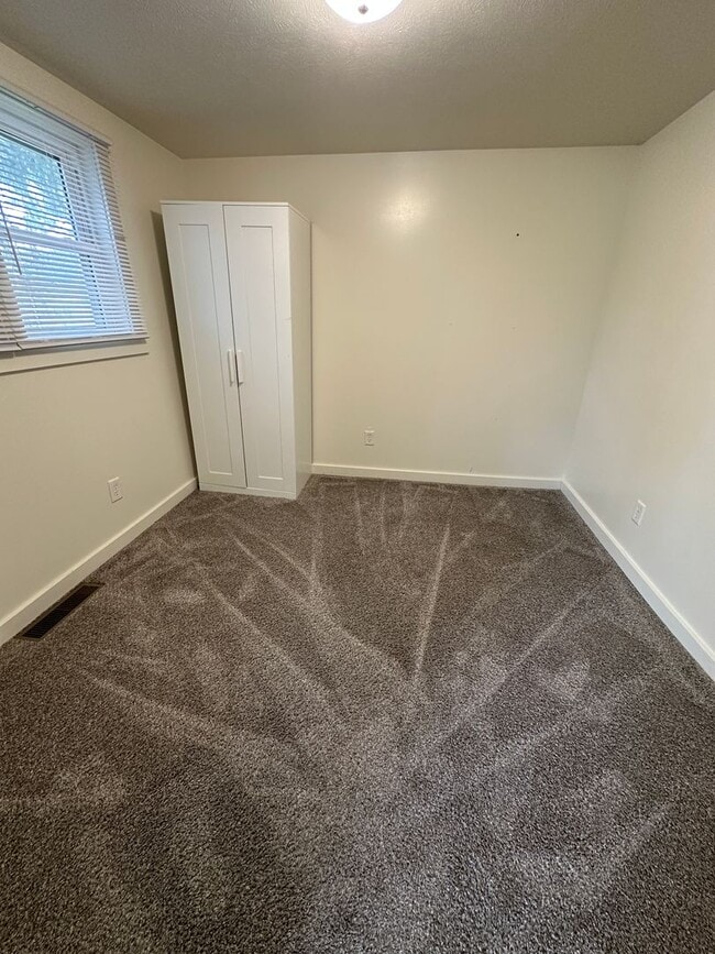 Building Photo - 2 Bedroom House - Goshen
