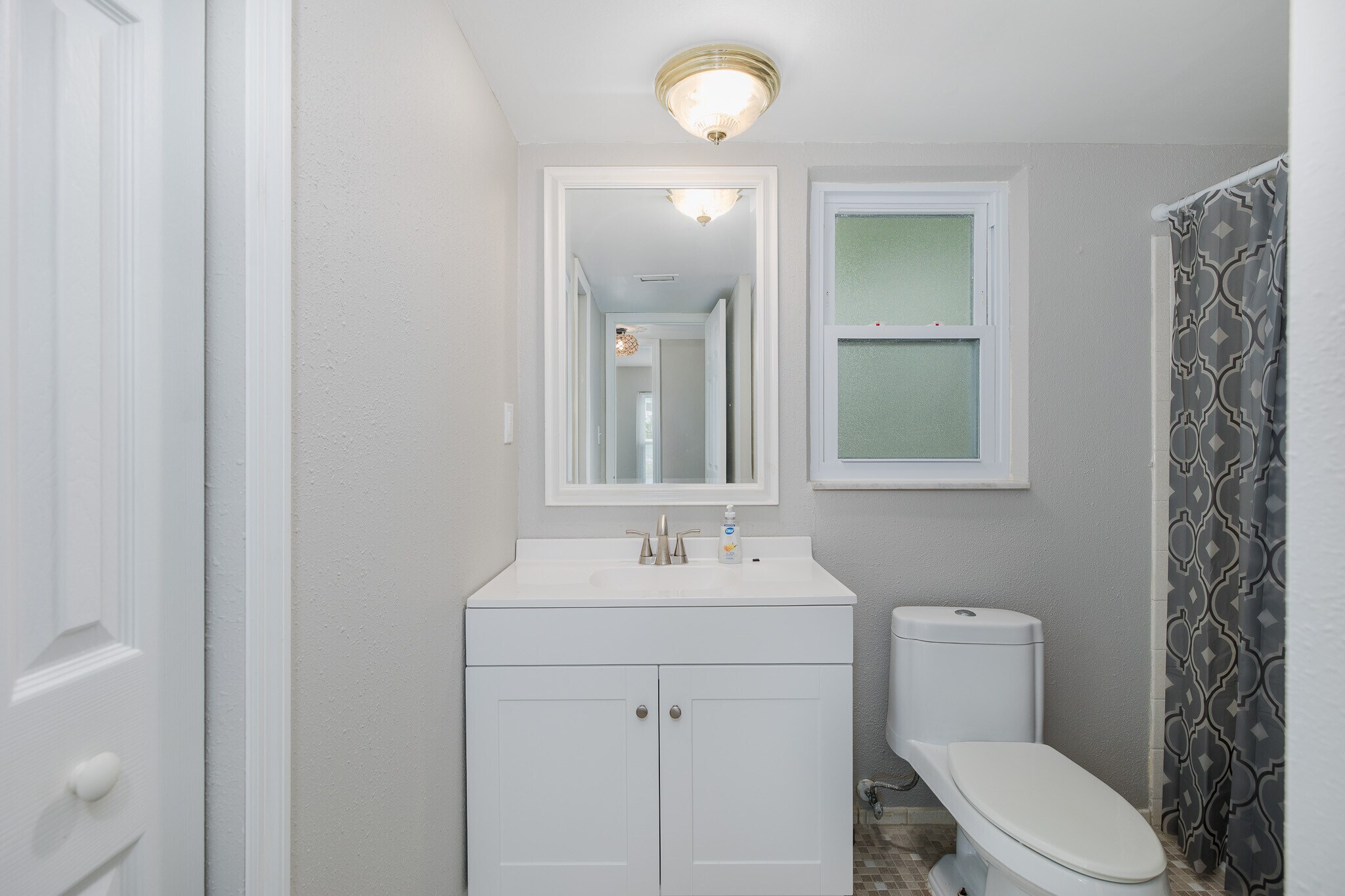 Building Photo - 464 N Paula Dr