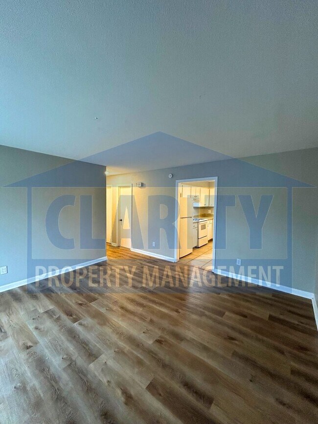 Building Photo - Updated 2 Bedroom, 1 Bath Duplex