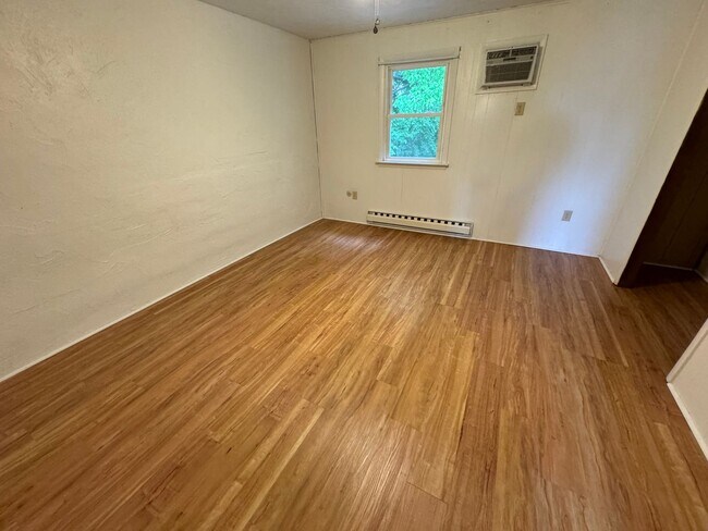 Building Photo - 2 Bedroom Townhome