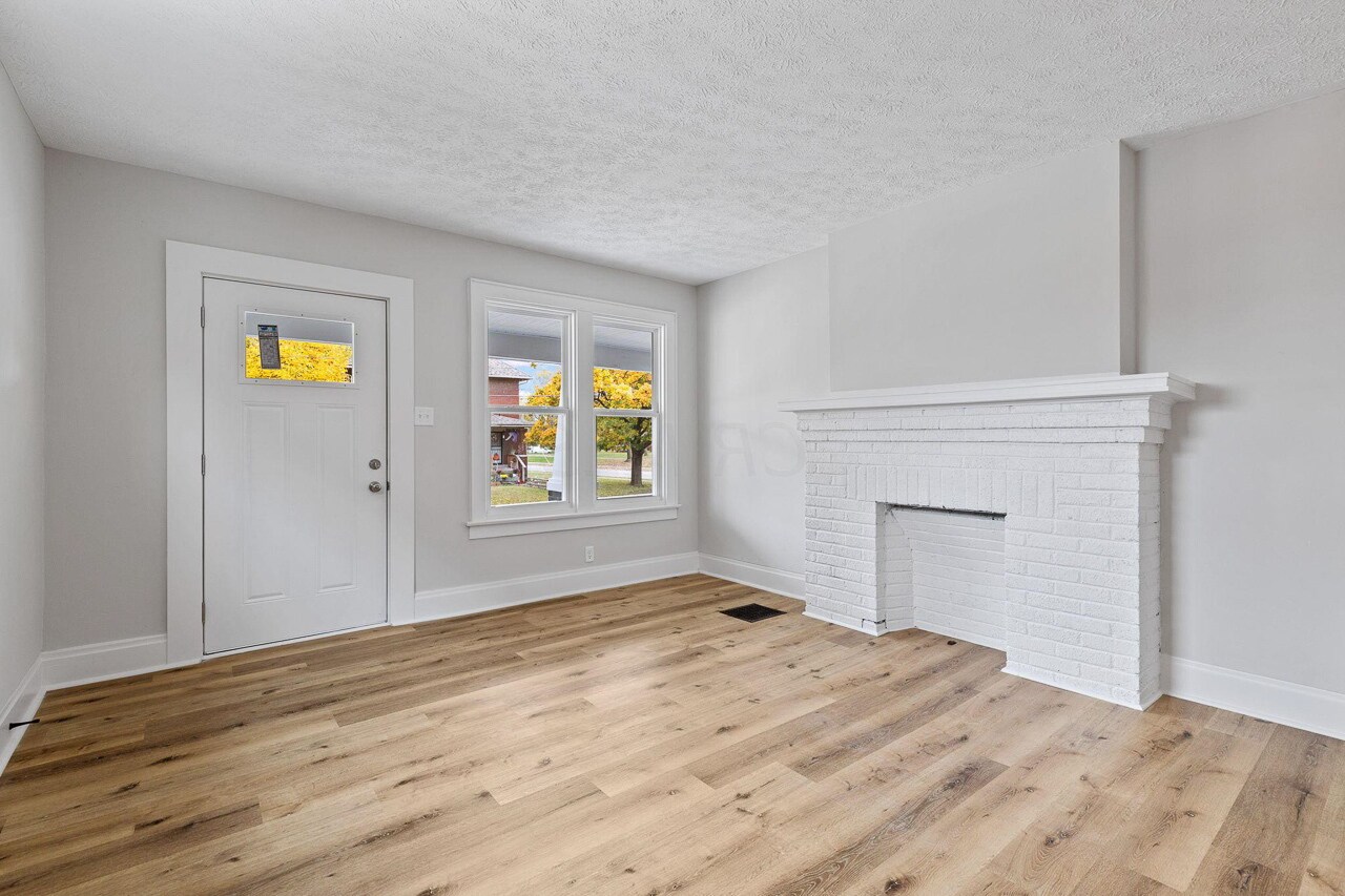 LIVING ROOM - 1024 Lockbourne Rd