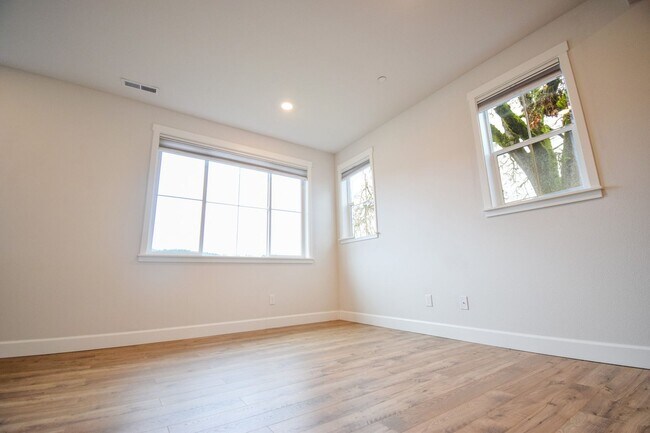 Building Photo - Beautiful 4 Bedroom 3.5 BA Home! Mother in Law Suite, Attached Garage & Top floor Bonus Room!