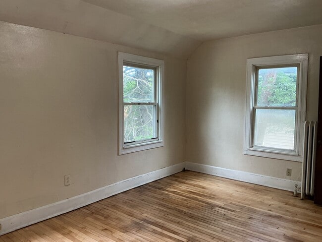 Building Photo - 3 bedroom single family home with off stre...