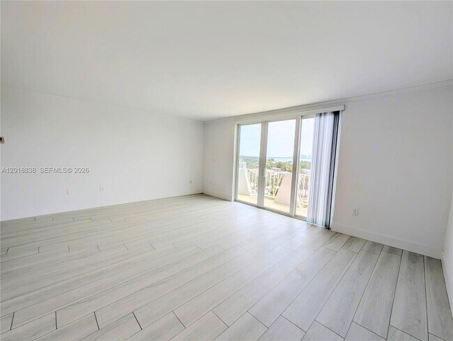 Building Photo - 7133 Bay Dr