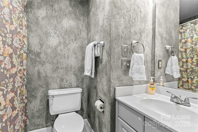 Building Photo - 709 Normandy Rd