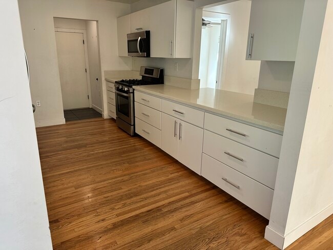 Building Photo - 3102 E Vanowen Ave