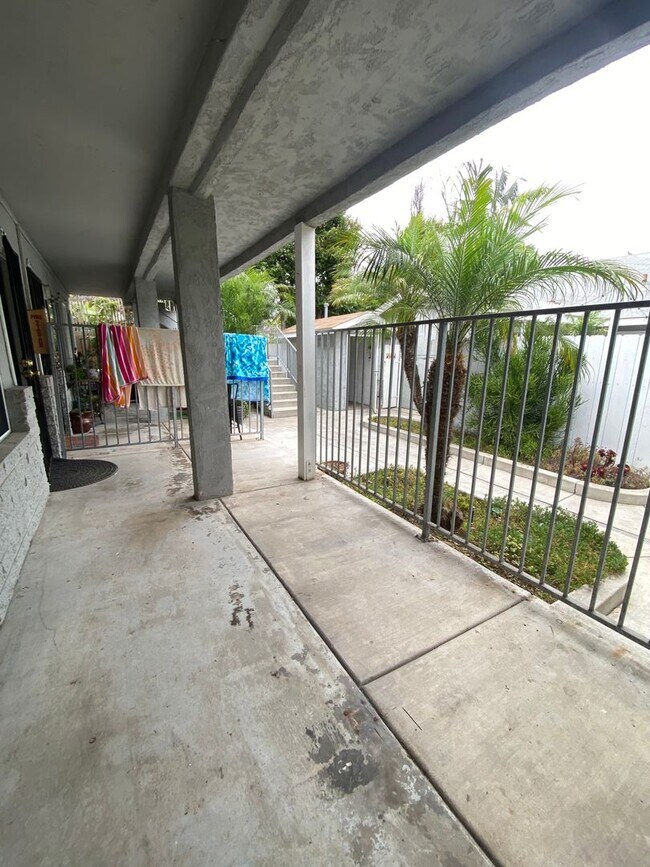 Building Photo - Cozy 2-Bedroom Apartment Just Steps from the Ocean Bluffs!