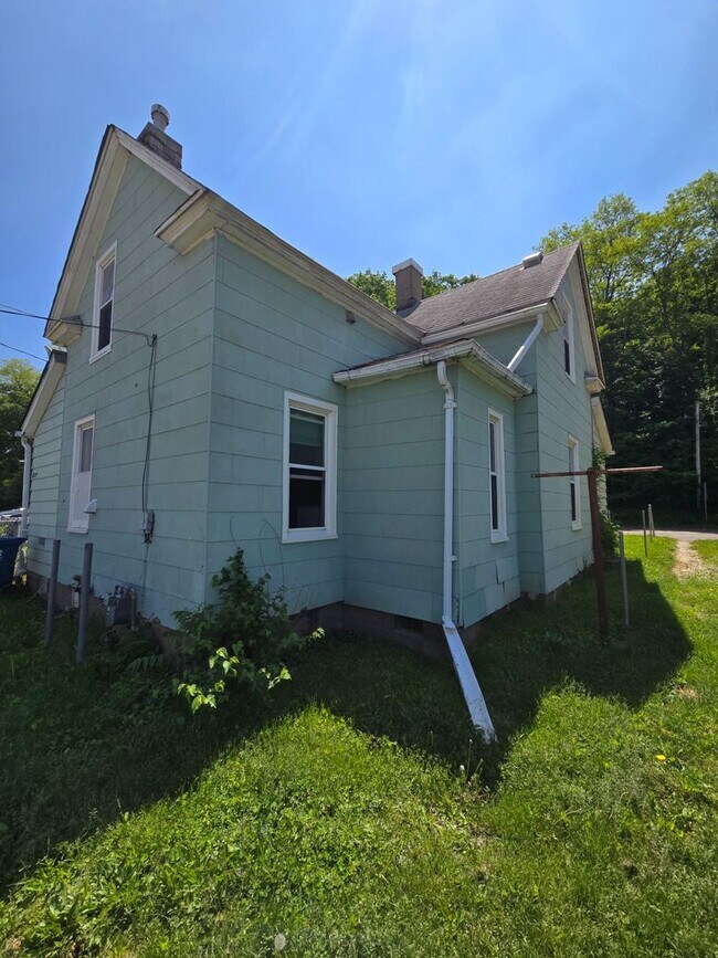 Primary Photo - Updated 1 Bedroom Pet Friendly Home - Rent...