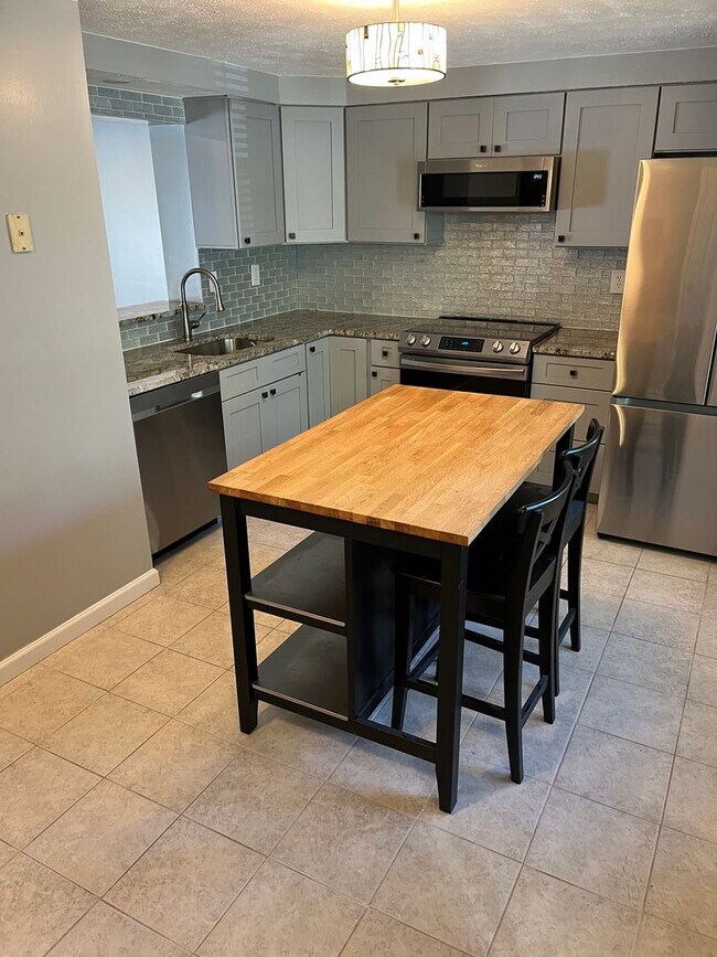 Building Photo - Beautiful 2 Bedrooms 2.5 Bathroom luxury 3...