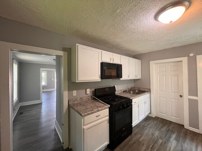 Building Photo - 2 bedroom 1 bath home in Rock Island