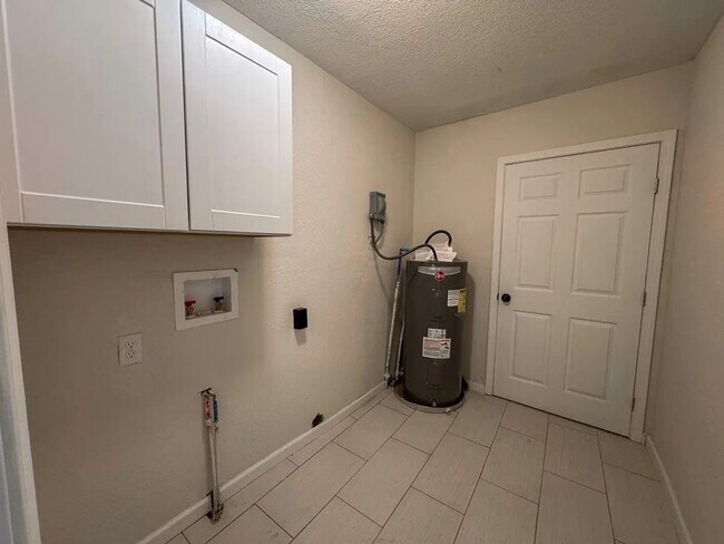 Building Photo - 3 Bed 2 Bath 2 Car Garage in Strafford MO